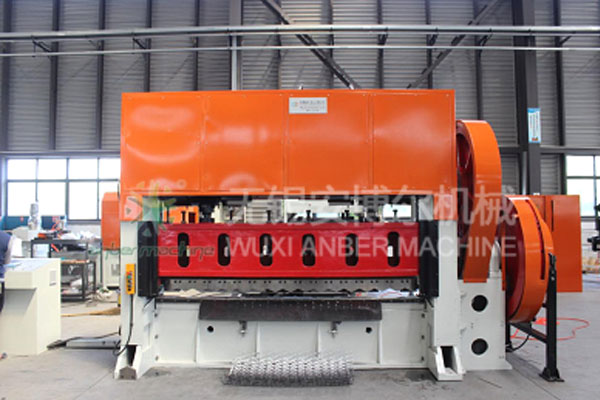 Expanded metal making machine