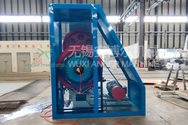 Side view of the metal expander when the mesh out of the machine